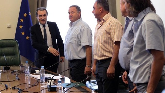<p>
	Министър-председателят Пламен Орешарски и представители на Националната асоциация на зърнопроизводителите. Снимка: БТА</p>
