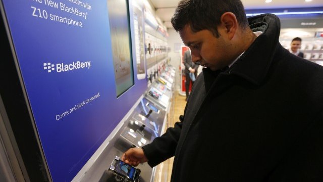 <p style="text-align: justify;">
	От BlackBerrу, които се надяват новата линия BlackBerry 10 да обърне негативните тенденции, отказаха да коментират слуховете. <em>Снимка: Ройтерс</em></p>
