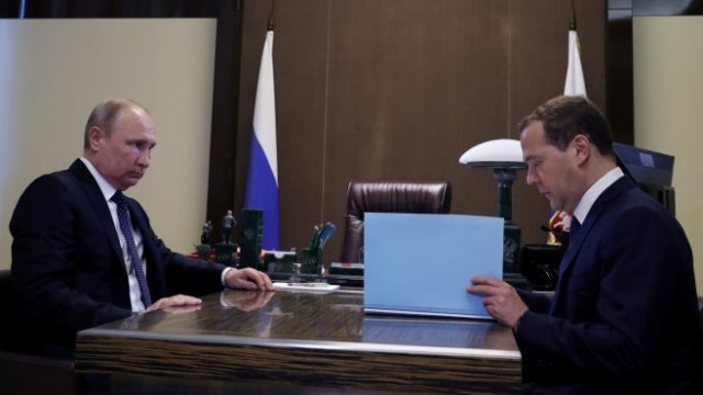 <p>
	Владимир Путин и Дмитрий Медведев по време на срещата си в Сочи. <em>Снимка: Ройтерс</em></p>
