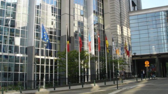<p>
	Сградата на Европейския парламент в Брюксел. <em>Снимка: Investor.bg</em></p>
