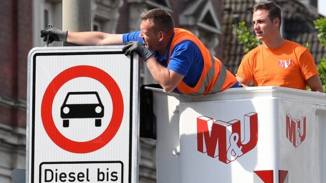 <p>
	В Хамбург вече се монтират табели по улиците. <em>Снимка: Ройтерс</em></p>
