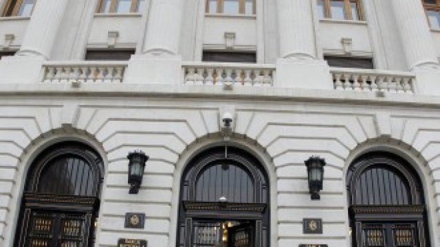 <p>
	Сградата на Румънската централна банка.&nbsp;<em>Снимка: Архив Ройтерс</em></p>
