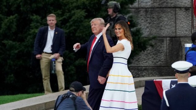 <p>
	Американският президент Доналд Тръмп и съпругата му Мелания по време на военния парад във Вашингтон. <em>Снимка: Ройтерс</em></p>
