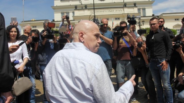 <p>
	<em>Слави Трифонов по време на негов протест пред парламента. Снимка: БГНЕС/БОБИ ТОШЕВ</em></p>
