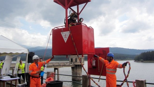 <p>
	Демонстрация на дейности по рехабилитация на стената на язовир &quot;Студена&quot;, извършени от водолази под вода. <em>Снимка: БТА</em></p>
