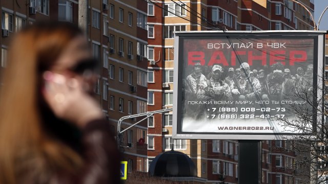 Рекламен билборд на &quot;Вагнер&quot; в Москва. Снимка: PA/MAXIM SHIPENKOV