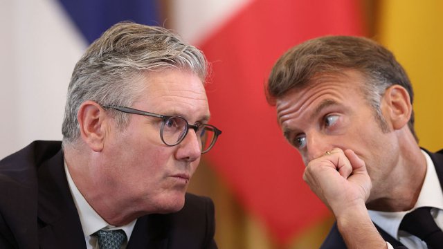 Киър Стармър (ляво) и Еманюел Макрон. Снимка: Win McNamee/Getty Images