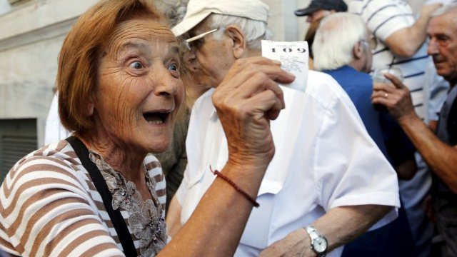 <p>
	Влизането в банките става само с предварително дадени още на улицата номера. <em>Снимка: Ройтерс</em></p>
