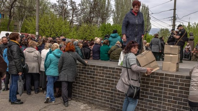 <p>
	Хора на опашка за хуманитарна помощ в Запорожие. <em>Снимка: EPA/ROMAN PILIPEY</em></p>
