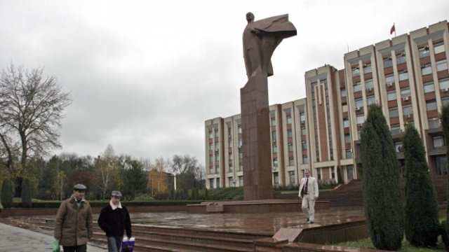 <p>
	Сградата на Върховния съвет, или централата на правителството, в Тираспол, столицата на самопровъзгласилата се Приднестровска република. <em>Снимка: Bloomberg</em></p>
