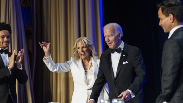 <p>
	Байдън и съпругата му по време на галавечерята. <em>Снимка: Jim Lo Scalzo/EPA/Bloomberg</em></p>
