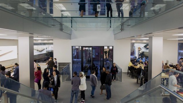 <p>
	Магазин на компанията в Ню Йорк. <em>Снимка: Ройтерс</em></p>
