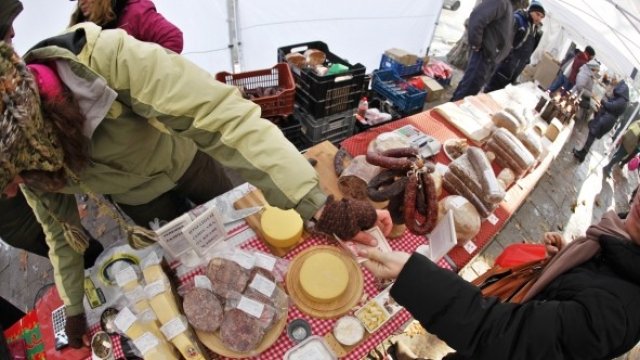 <p>
	Фермерски пазар в София. <em>Снимка: Олег Попов, Investor Media Group</em></p>
