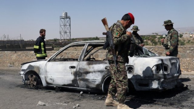 <p>
	Афгански войници инспектират кола при инцидент в провинция Пактия. <em>Снимка: Ройтерс</em></p>
