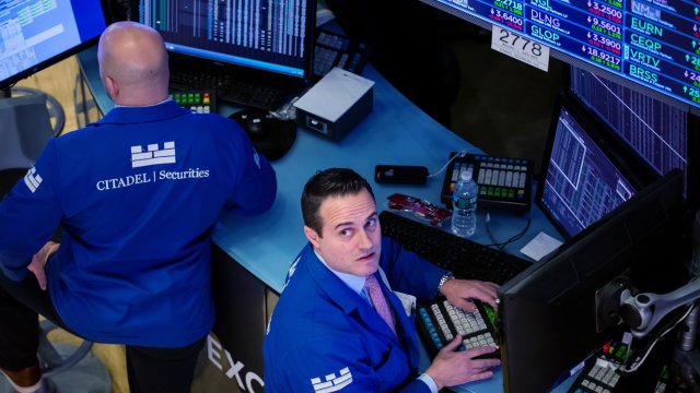 Трейдъри на етажа на Нюйоркската фондова борса (NYSE). Снимка: Michael Nagle/Bloomberg