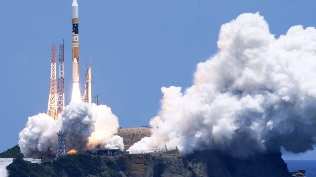 <p>
	Японска ракета H-2А извежда комуникационен сателит в орбита, Снимка: <em>Ройтерс</em></p>
