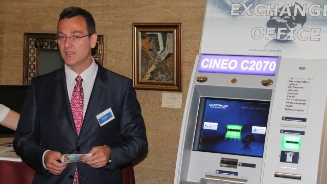<p>
	Асен Бораджиев, генерален директор на Asseco SEE за България, представи част от услугите. <em>Снимка: компанията</em></p>
