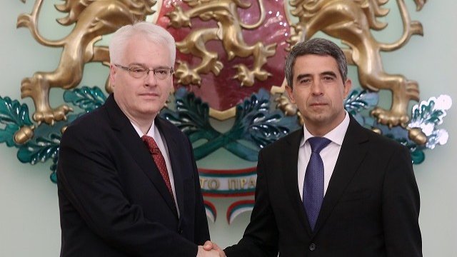 <p>
	Росен Плевнелиев (вдясно) се срещна с хърватския си колега Иво Йосипович. Снимка:<em> БТА</em></p>
