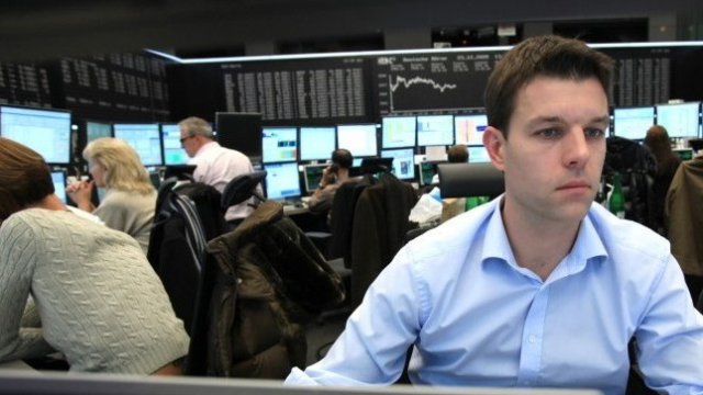 <p>
	Трейдър на пода във Франкфурт.&nbsp;<em>Снимка: Hannelore Foerster/Bloomberg *** Local Caption *** Allan Klein</em></p>
