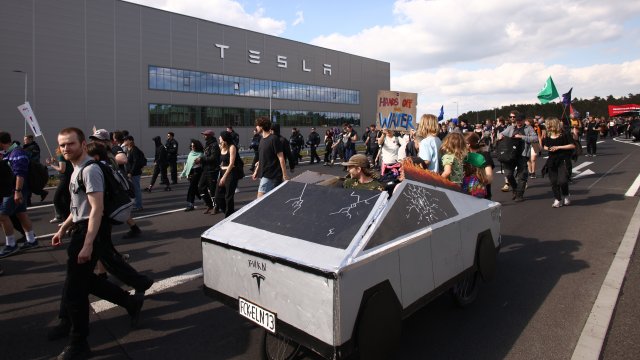 Протест пред завода на Tesla в Германия. Снимка: Liesa Johannssen/Bloomberg