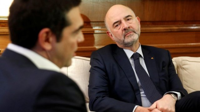 <p>
	Гръцкият премиер Алексис Ципрас (в близък план) разговаря с еврокомисаря по икономическите и финансовите въпроси Пиер Московиси. <em>Снимка: Ройтерс</em></p>
