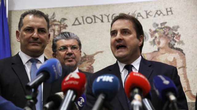 <p>
	Вицепрезидентът на&nbsp;ExxonMobile&nbsp;Exploration за Европа, Русия и Каспийско море Тристан Аспрей (вляво) и министърът на енергетиката на Кипър Йоргос Лакотрипис (вдясно) по време на пресконференция в Никозия. <em>Снимка: Ройтерс</em></p>
