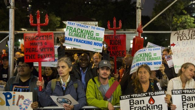 <p>
	Еколози в Ню Йорк протестират срещу използването на метода. <em>Снимка: Ройтерс</em></p>
