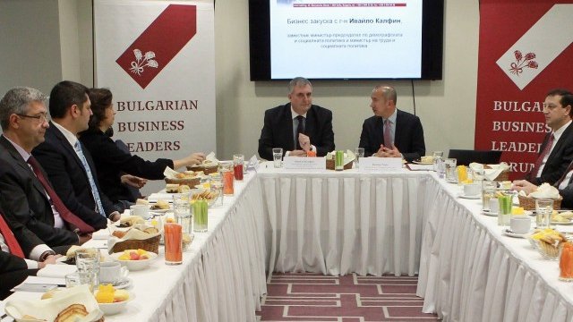 <p>
	Ивайло Калфин се срещна с представители на бизнеса на работна закуска, организирана от Българския форум на бизнес лидерите. <em>Снимка: БТА</em></p>
