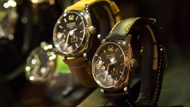 Луксозен ръчен часовник Radiomir 1940 GMT Power Reserve Automatic Acciaio, произведен от Panerai, часовникарско подразделение на Cie. Financiere Richemont SA, е изложен в търговския обект Sublime by Bosco di Ciliegi в универсалния магазин GUM на Червения площад в Москва. Снимка: Andrey Rudakov/Bloomberg
