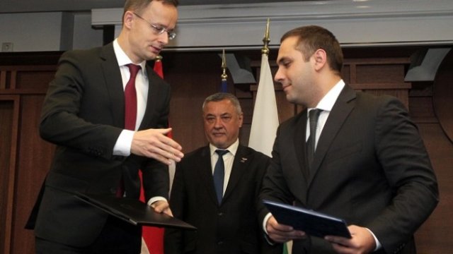 <p>
	<em>Петер Сиярто (л) и&nbsp;Емил Караниколов (д). В София бе подписан двустранен протокол от заседанието на Междуправителствената комисия в присъствието и на вицепремиера Валери Симеонов (в средата). Снимка: БТА&nbsp;</em></p>
