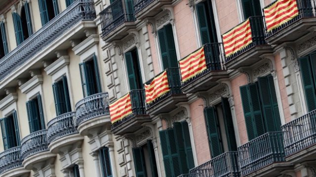 <p>
	Каталунски знамена по улиците на Барселона. <em>Снимка: Ройтерс</em></p>
