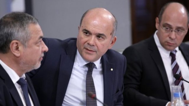 <p>
	Социалният министър Бисер Петков (в средата). <em>Снимка: БТА</em></p>
