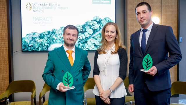 Кирил Асенов &ndash; младши, мениджър "Нови проекти" в "Арексим Инженеринг", : Ивелина Николова, генерален мениджър на Шнайдер Електрик за зона Южни Балкани и Златимир Кръстев, генерален мениджър на Сол Марина Палас Несебър. Снимка: Schneider Electric