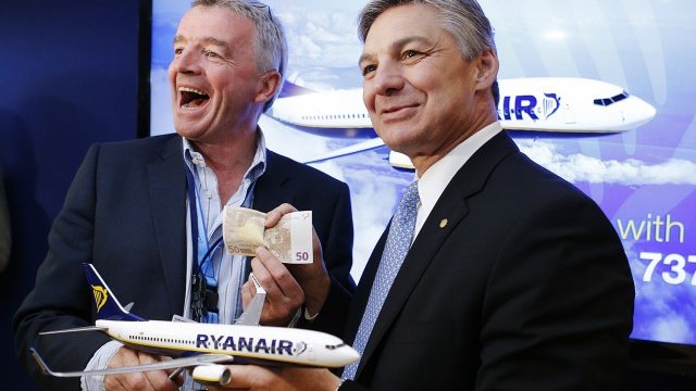 <p>
	Президентът на Boeing Рей Конър (вдясно) и главният изпълнителен директор на&nbsp;Ryanair Майкъл О'Лиъри по време на авиоизложението в Париж, <em>Снимка: Ройтерс</em></p>
