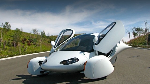 <p>
	Машината е с две места и ще се сглобява на ръка. <em>Снимка: Aptera Motors</em></p>
