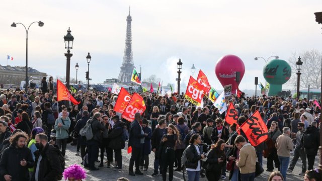 Протести срещу пенсионната реформа пред парламента на Франция. Снимка: Michel Stoupak/NurPhoto via Getty Images