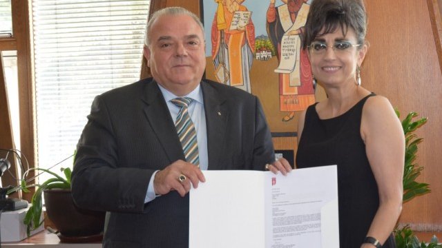 <p>
	Деканът на ФСФ на УНСС проф. д-р Снежана Башева връчи на ректора на УНСС проф. д.ик.н. Стати Статев официалната документация. Снимка: УНСС</p>
