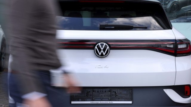 Tesla е все още с 20% по-високо оценявана от Volkswagen