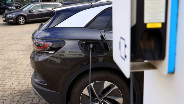 VW инвестира в зарядни станции за бързо зареждане