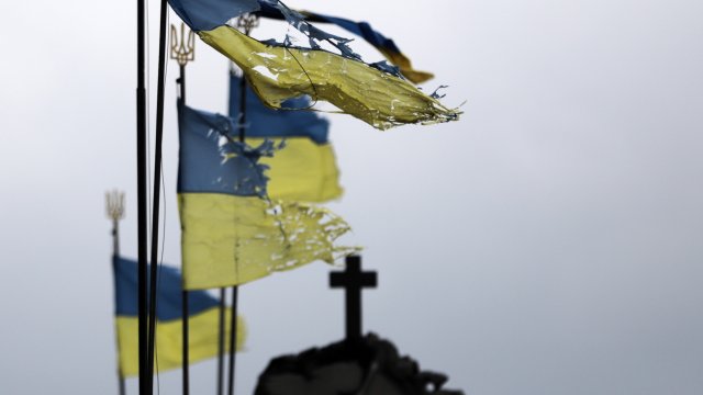 Разпокъсани национални знамена се веят пред гробището на Чернигов, Украйна, 06 април 2022 г. Снимка: EPA/STR  