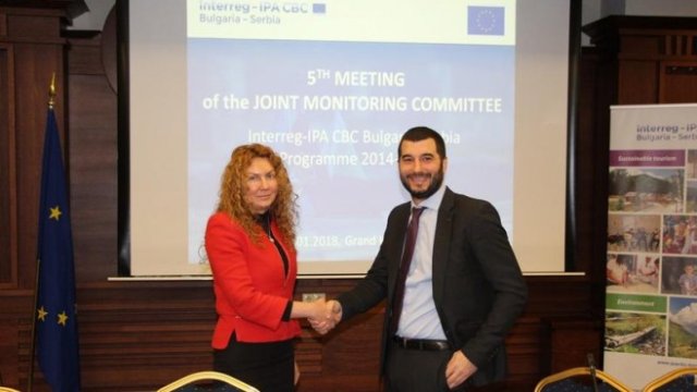 <p>
	Деница Николова и Михаило Дашич<em>. Снимка: МРРБ</em></p>
