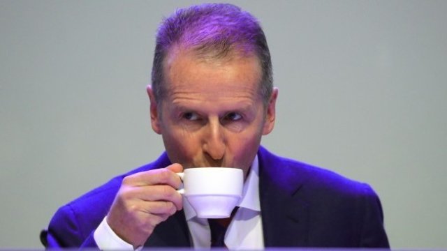 <p>
	Ръководителят на Volkswagen Херберт Дийс.&nbsp;<em>Снимка:&nbsp;Krisztian Bocsi/Bloomberg</em></p>
