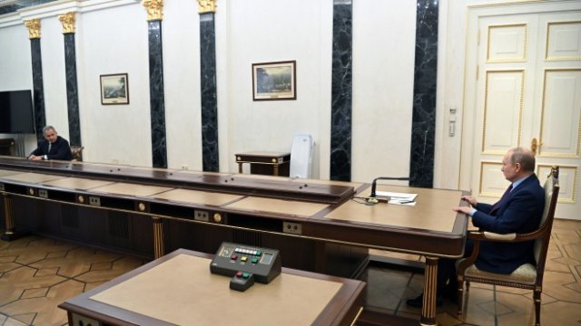 <p>
	Путин се среща с министъра на отбраната Сергей Шойгу. <em>Снимка: EPA/ALEKSEY NIKOLSKYI/SPUTNIK</em></p>
