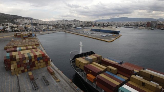 <p>
	Пристанището в Пирея бе купено от китайската&nbsp;Cosco през април. <em>Снимка: архив Ройтерс</em></p>
