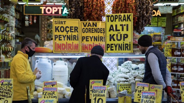 Турските потребители са натрупали дългове за 20 млрд. долара по кредитните си карти към края на октомври. Снимка: Bloomberg LP