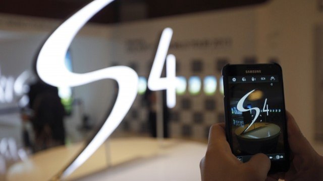 <p>
	Galaxy S4 не се продава спрямо очакванията. <em>Снимка: Ройтерс</em></p>
