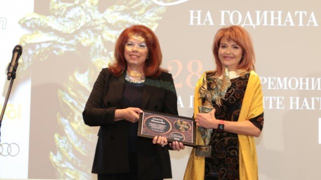 <p>
	Диана Митева при получаването на отличието. <em>Снимка: Банка ДСК</em></p>
