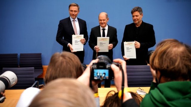 <p>
	Номинираният за премиер Олаф Шолц (в средата), Кристиан Линднер (вляво) и&nbsp;&nbsp;Роберт Хабек, <em>Снимка:&nbsp;&nbsp;EPA/CLEMENS</em> BILAN</p>
