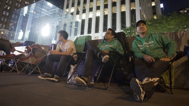 <p>
	Фенове на Apple пред фирмен магазин в очакване на iPhone 6.&nbsp;<em>Снимка: архив Ройтерс</em></p>
