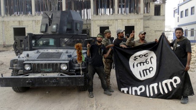 <p>
	Иракската армия с пленено знаме на Ислямска държава <em>Снимка: архив Ройтерс</em></p>
